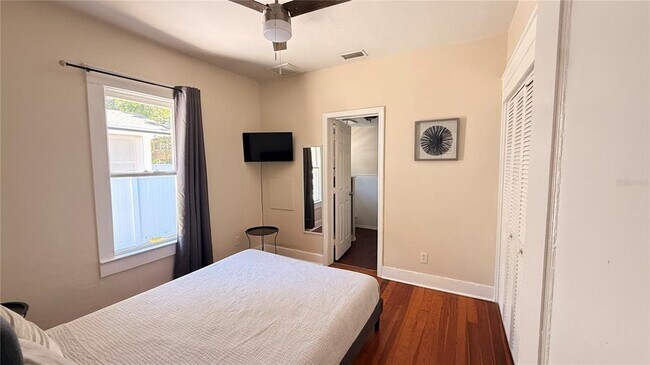 Building Photo - 905 Jones St