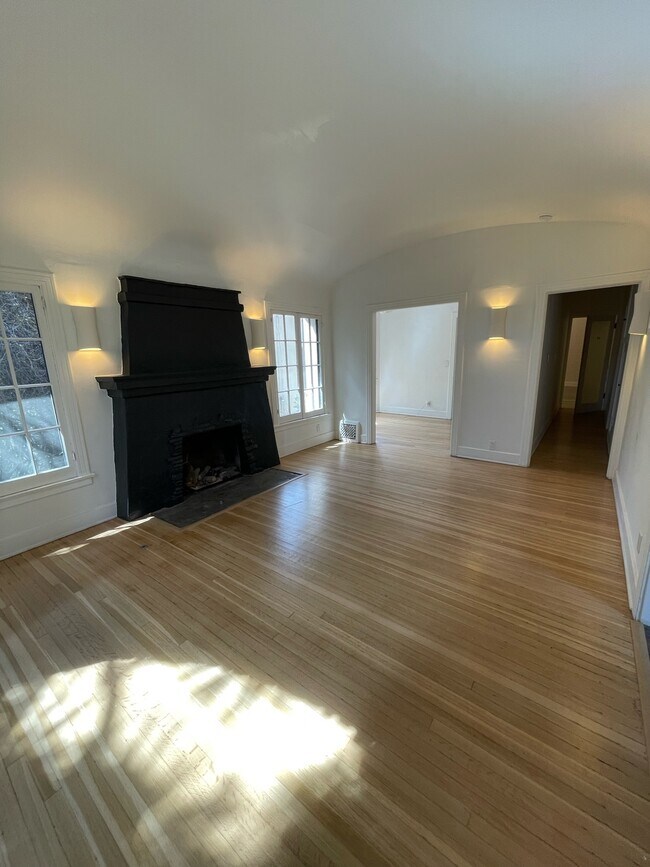 Building Photo - 2076 Paramount Dr