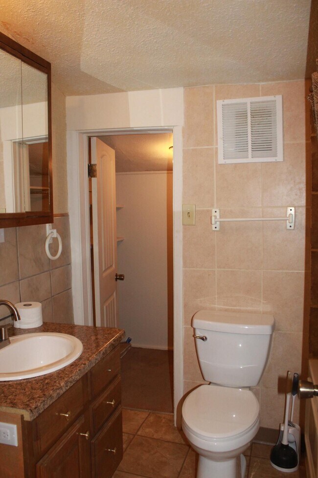 Building Photo - 529 W Topeka Ave