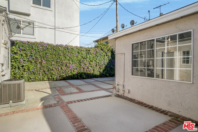 Building Photo - 10226 Regent St