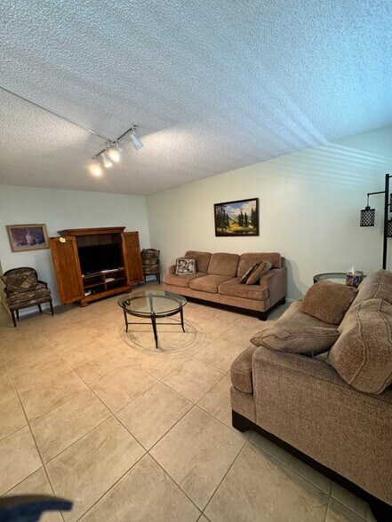 Building Photo - 4007 Yarmouth a