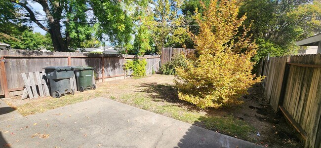 Building Photo - 5929 Lake Crest Way