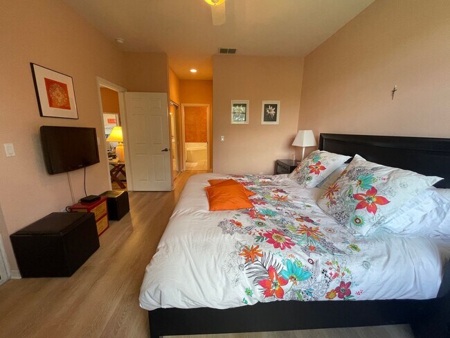 Building Photo - 2021 Crestview Way