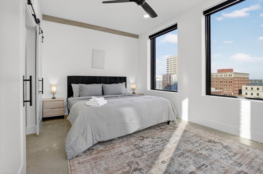 Building Photo - 100 W 5th St