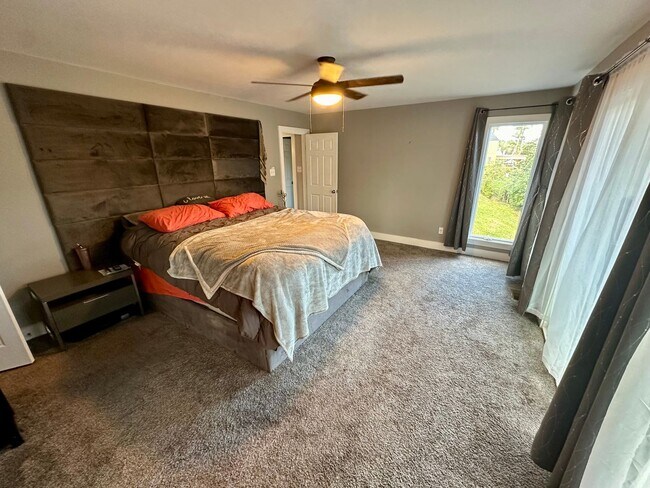 Building Photo - Large 3 Bedroom With Water Views