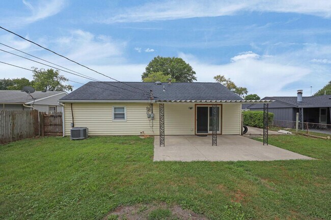Building Photo - 470 Amesbury Dr