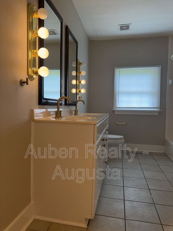 Building Photo - 328 Seminole Dr