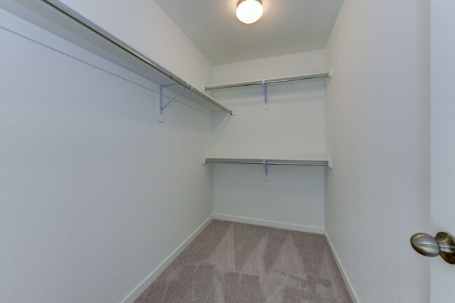 Building Photo - Beautiful 4 bed, 3 bath Townhome with 2 car garage ready for move in!