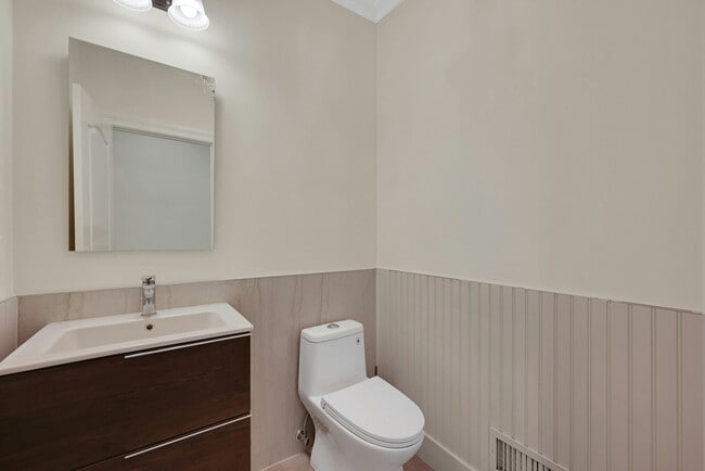 Building Photo - 1 Lindy Pl