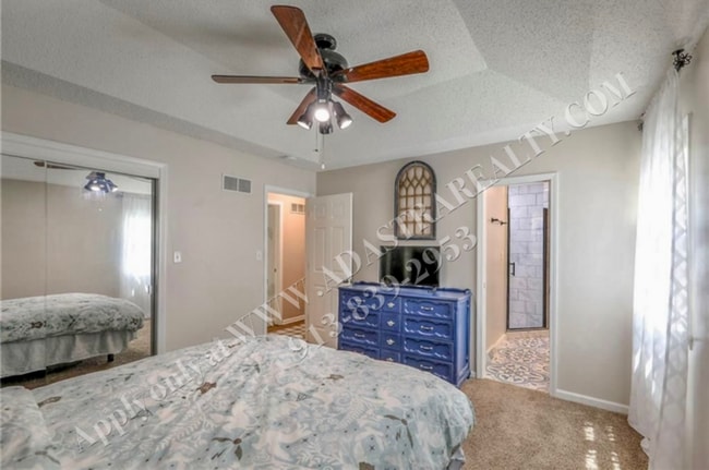 Building Photo - Beautiful 3 Bed 2.5 Bath Raised Ranch in L...
