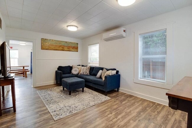 Building Photo - Downtown Bend Darling Cottage – Walk to Everything!