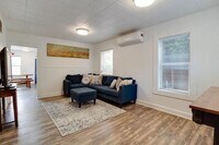 Building Photo - Downtown Bend Darling Cottage – Walk to Everything!