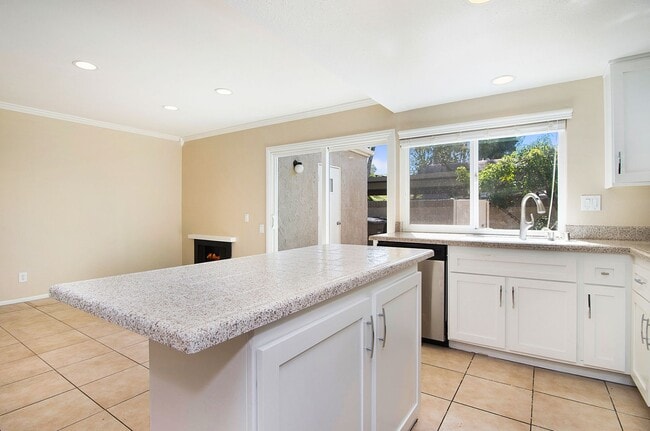 Building Photo - Live by the Lakeside -  Upgraded Spacious TOWNHOME in Lakeside Park