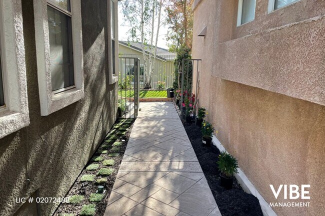 Building Photo - Beautifully updated Verdigris 3 bedroom Single Family Home with Sunset Views!