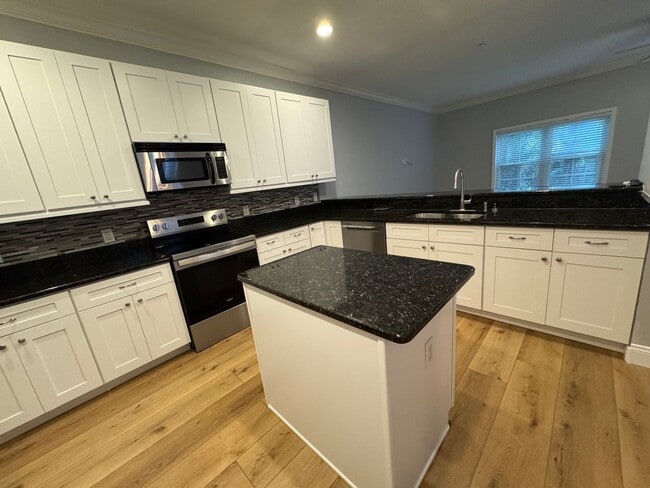 Building Photo - Fully Renovated Large 3 Bed 2.5 Bath 2 Car Garage Townhouse in Perfect Location