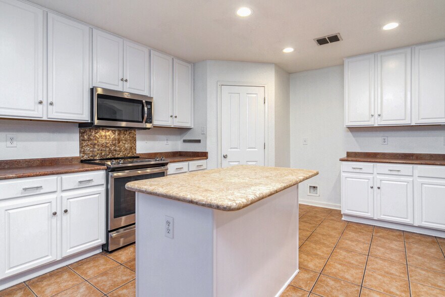 Building Photo - 10811 Marot Fld