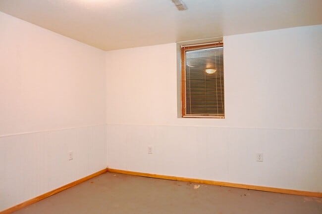 Building Photo - Huge 5 Bed 2 Bath Home for Rent! Great Loc...