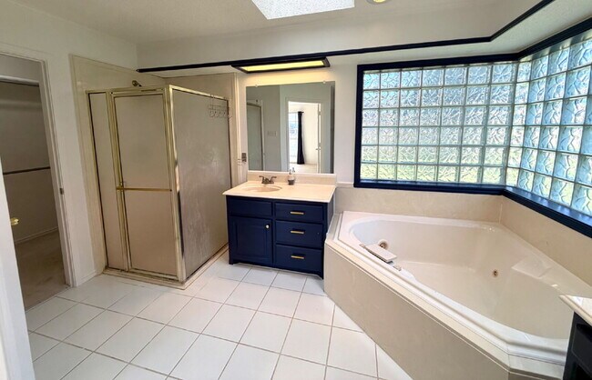 Building Photo - Beautiful 3 Bed, 2 Bath Home in an Established, Centrally Located Neighborhood