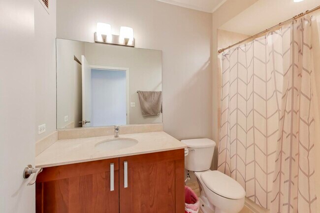 Building Photo - 744 N Clark St