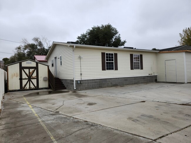Building Photo - 680 Schultz St