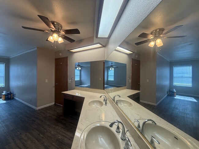 Building Photo - 3-bedroom, 2-bath home in Visalia, CA!