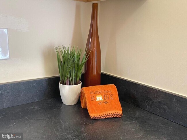 Building Photo - 6924 Hanover Pkwy