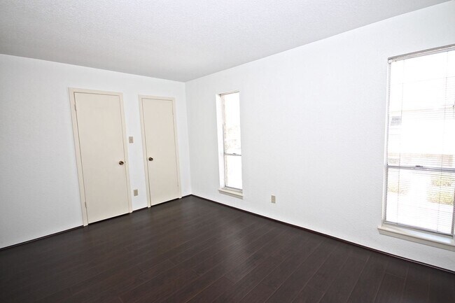 Building Photo - 6111 Beverly Hill St