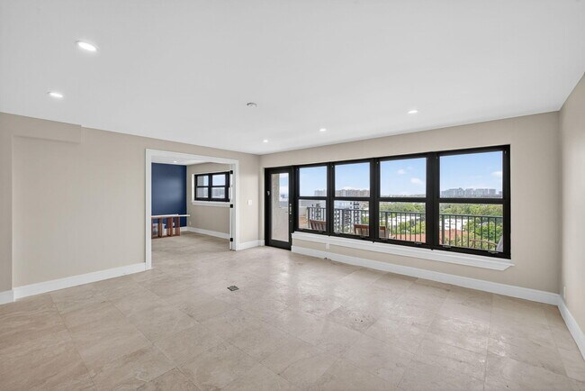 Building Photo - 3200 Port Royale Dr N