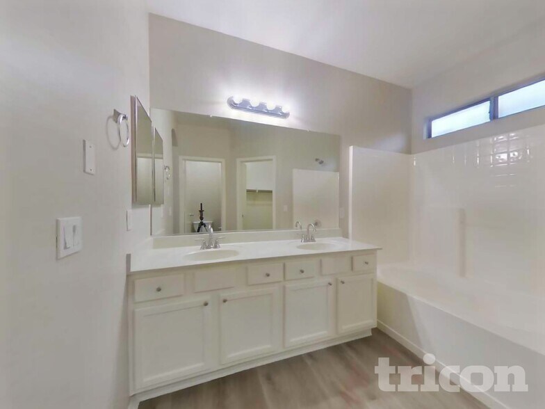 Building Photo - 13038 W Aster Dr