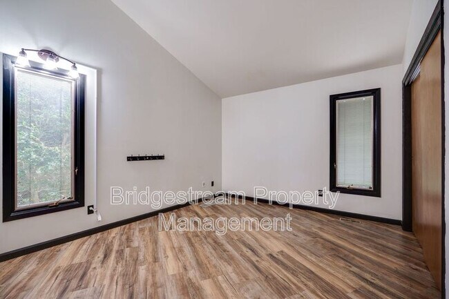 Building Photo - 1382 Hickoryview Ct