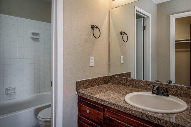 Building Photo - 122 Garden Crest Cir
