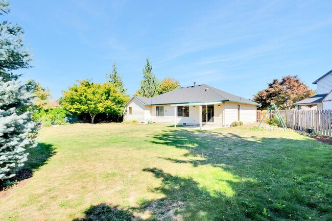 Building Photo - Bright, roomy 3-bdrm/2-bath home w/ office...