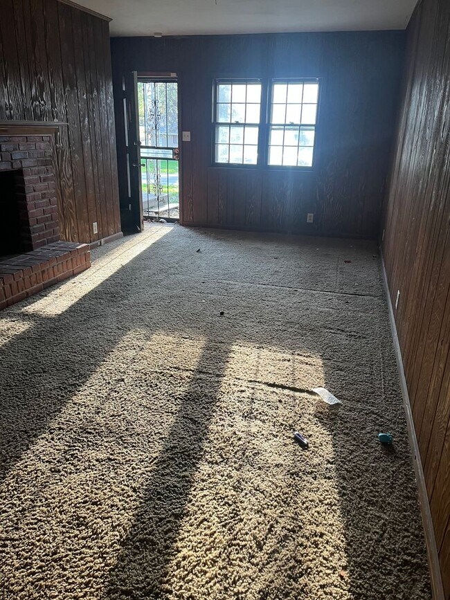 Building Photo - 3 Bedroom 1 Bath Home For Rent