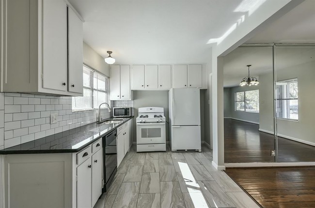 Building Photo - 1349 Martin St