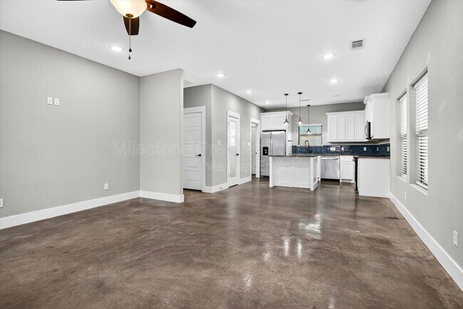 Building Photo - 211 W Murray St