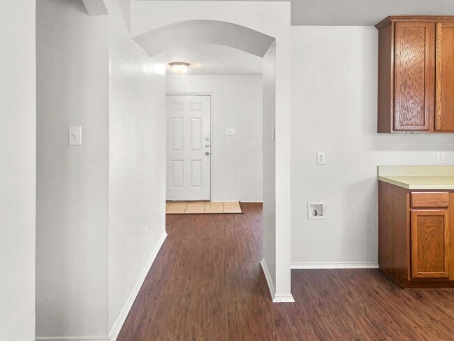 Building Photo - Spacious 1 Story Home!