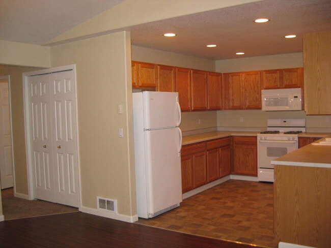 Building Photo - 3 Bedroom 2 Bath Duplex at the end of a Cul-De-Sac