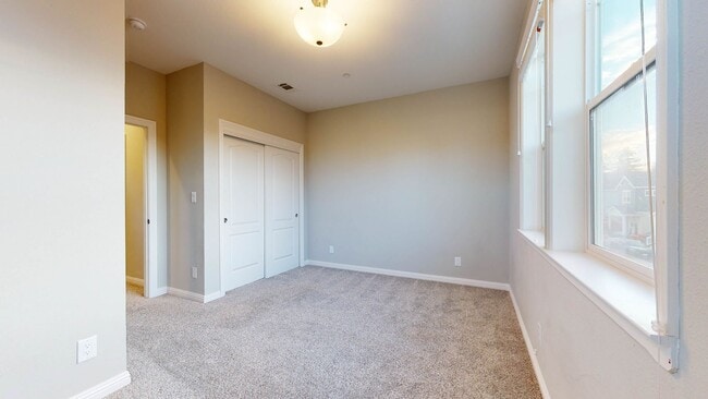 Building Photo - Beautiful 3 Bedroom 3 Full bath with 1 Car...