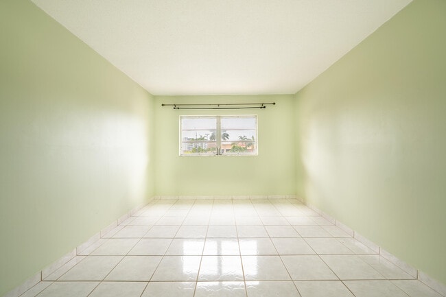 Building Photo - 2200 E Hallandale Beach Blvd