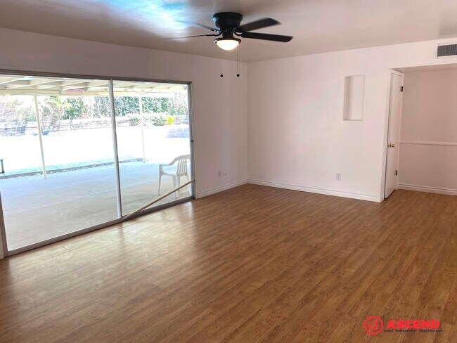 Building Photo - Immaculate Home Near China Grade Loop!