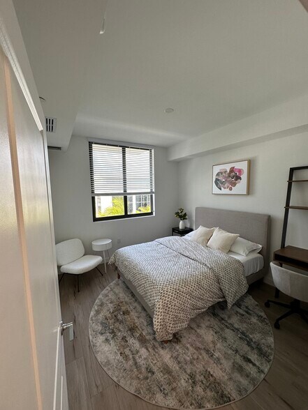 Building Photo - 405 W 69th Pl