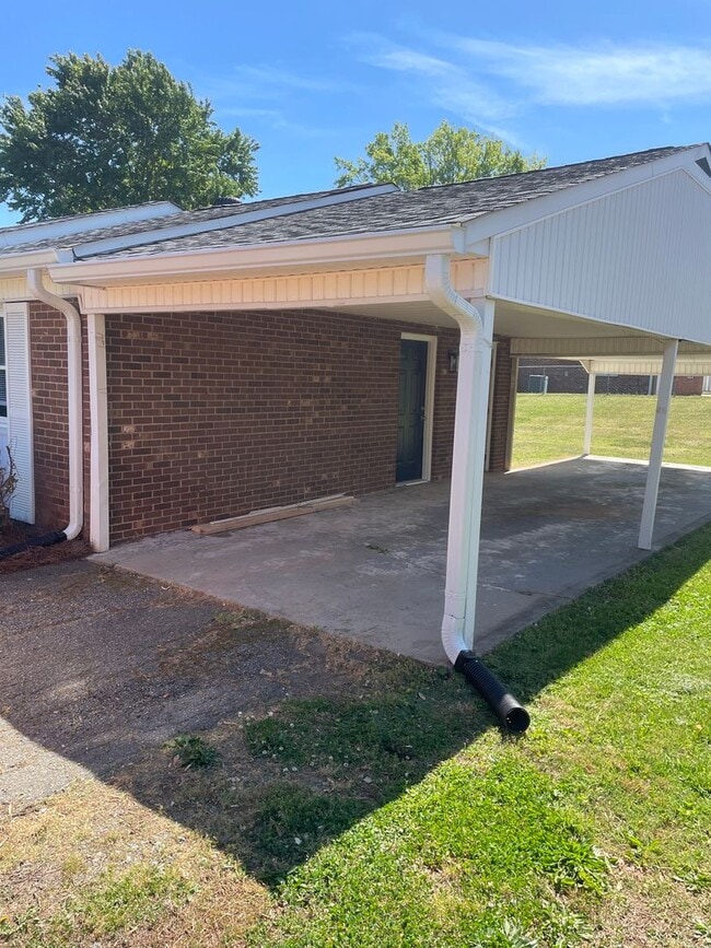 Building Photo - 1008 Claremont Ave NE