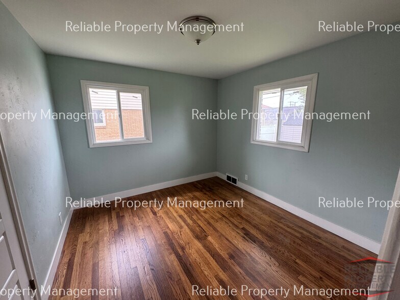 Building Photo - 160 Ronglyn Ave
