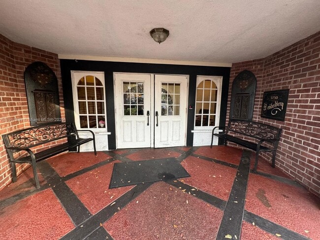 Building Photo - 3730 Inverrary Dr