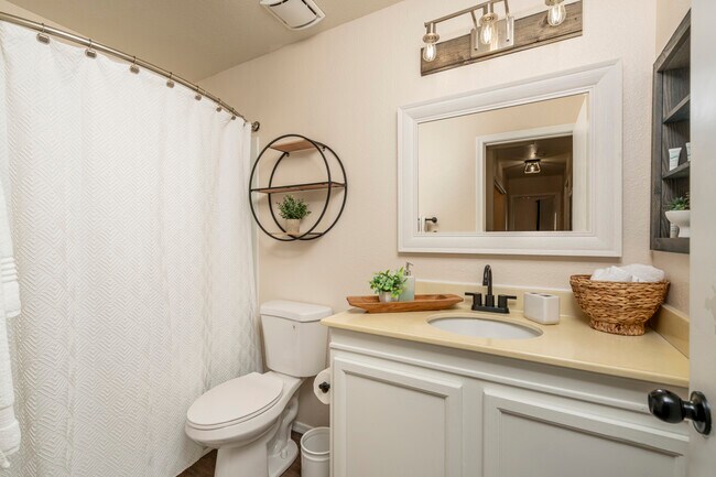 Building Photo - 1762 E Sycamore Rd