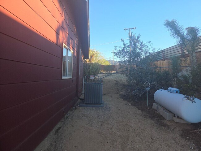 Building Photo - 3 Bedroom 1.5 Bath Modern Farmhouse near JT National Park * MOVE IN SPECIAL*