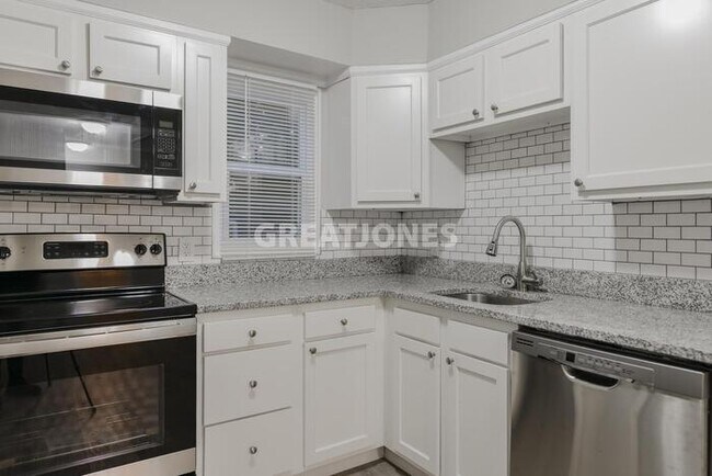 Building Photo - 2220 Gaebler Ave