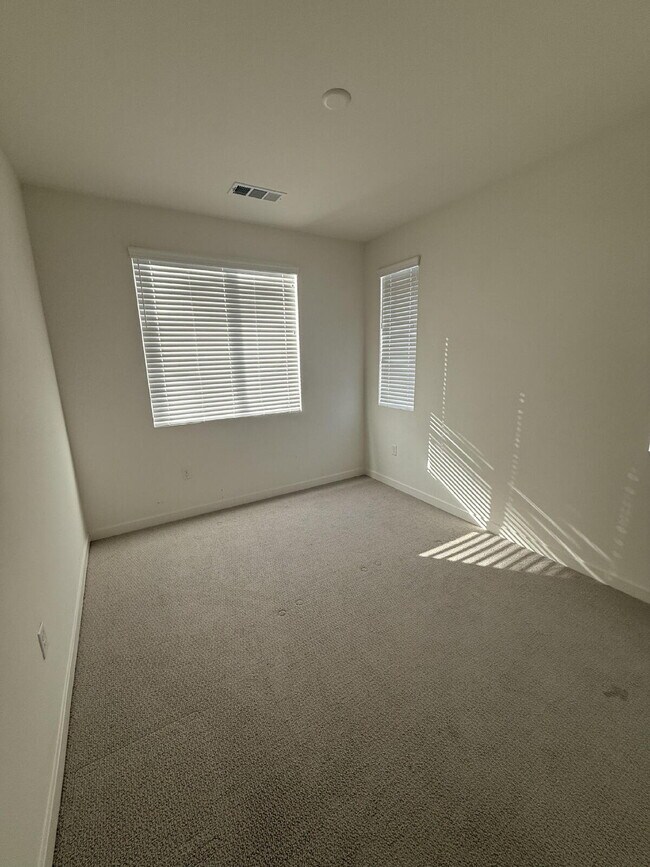 Building Photo - $4,100 - 4 Bed / 3.5 Bath Townhome in La Brisa Community of San Ysidro