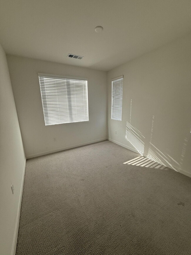 Building Photo - $4,250 - 4 Bed / 3.5 Bath Townhome in La Brisa Community of San Ysidro