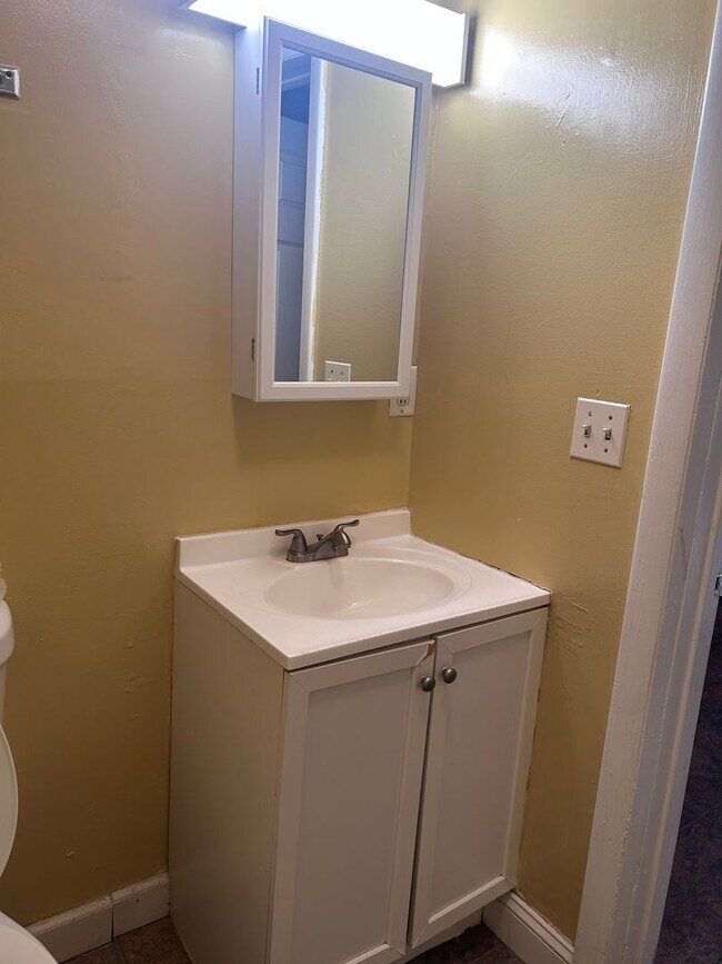 Building Photo - 5 Crescent St